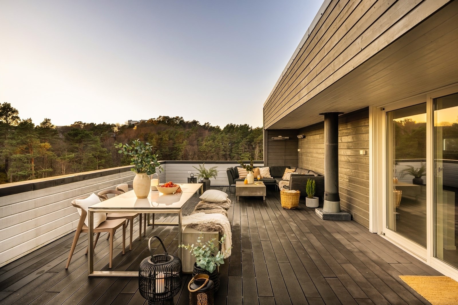 Vendt mot naturen og helt usjenert, ligger den store takterrassen og bader i sol fra morgen til kveld. Galleribilde