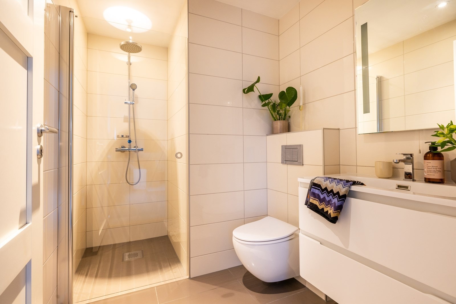 Badet i loftsetasjen har også elegante flater og utmerket kvalitet. Galleribilde