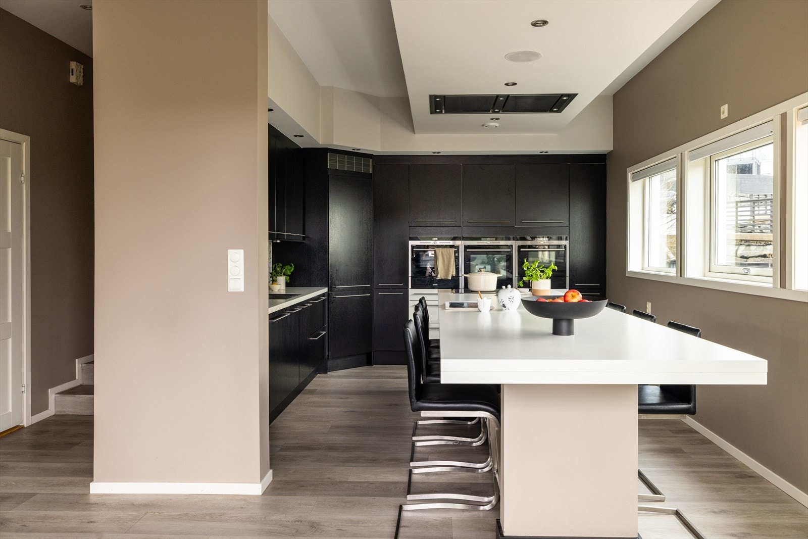 De integrerte hvitevarene er av høy kvalitet, med stort kjølehjørne, og gir en sømløs opplevelse når du lager mat. Kjøkkenet har moderne innredning med rikelig med skapplass som sikrer at alt er lett tilgjengelig. Galleribilde