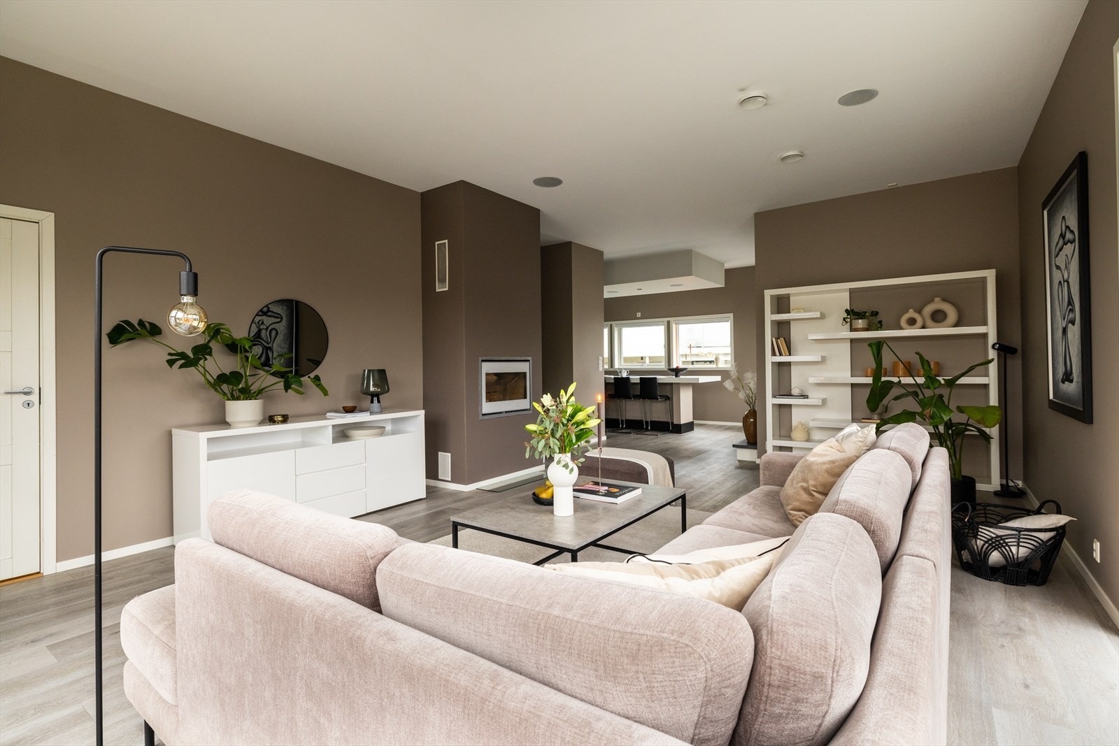 Denne stuen er ikke bare vakker, den åpne løsningen gir en følelse av plass og det er enkelt å tilpasse møbleringen etter behov. Galleribilde