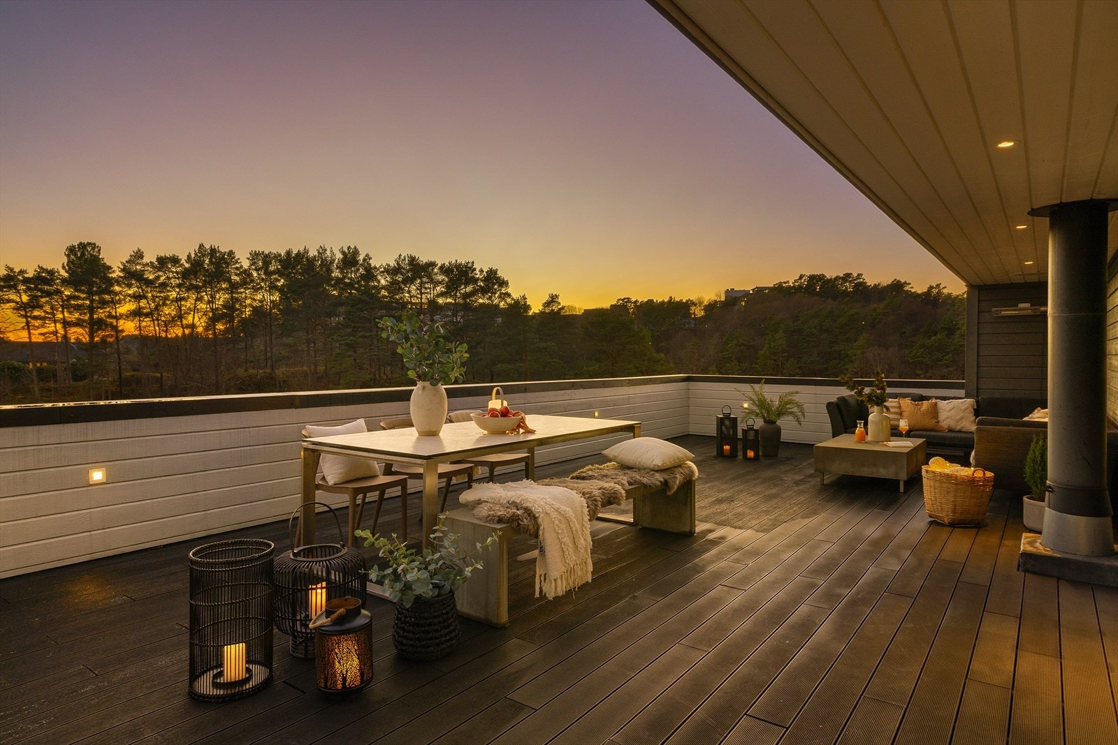 Velkommen til Steinsvikkroken 33 B, en stor enebolig med flotte solforhold fra tidlig morgen til sen kveld. Takterrassen er stor og helt usjenert. Galleribilde