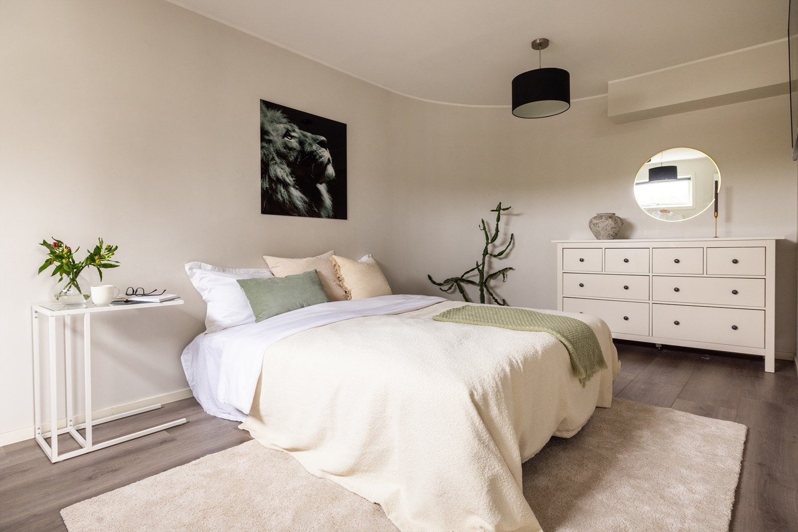 Loftsetasjen har og et gjesterom og eget bad. Huset innbyr til besøk av familie og venner. Galleribilde