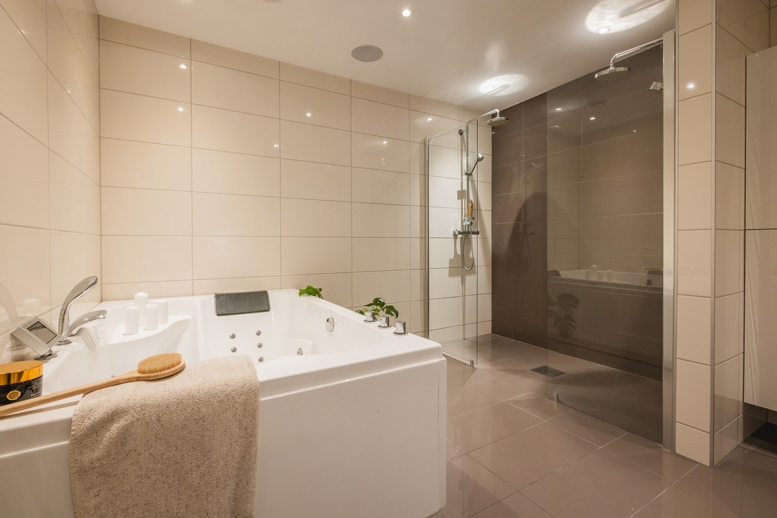 Hovedbadet er perfekt til spa og egenpleie. Stort og romslig med både boblekar og dobbel dusj. Galleribilde