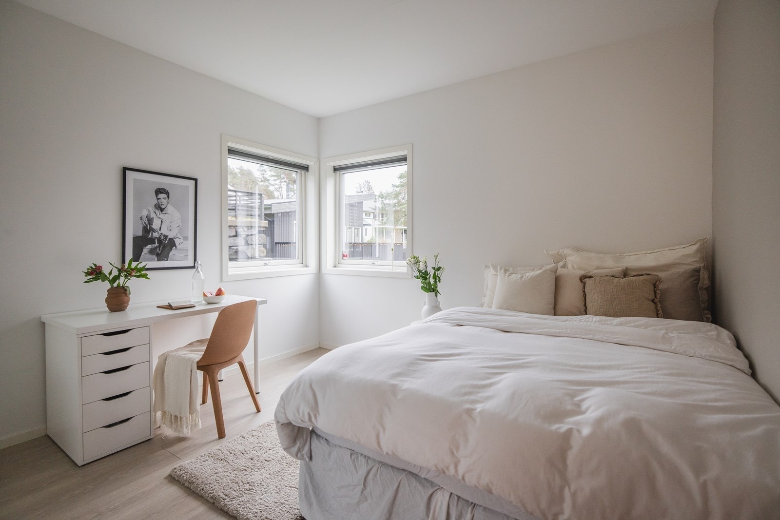 Alle soverommene er av meget god størrelse. Dette gir muligheter til å innrede med stor seng, skrivebord og annet man trenger. Galleribilde