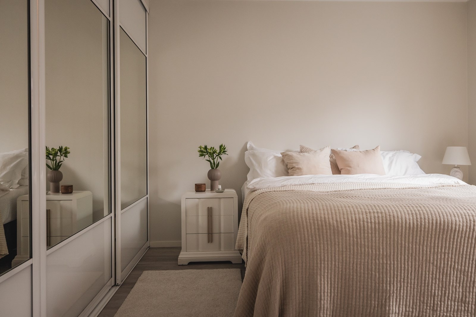 Hovedsoverommet har god innbygget garderobe, og direkte tilgang til moderne baderom. Du kan også gå rett ut på den store terrassen i hagen. Galleribilde