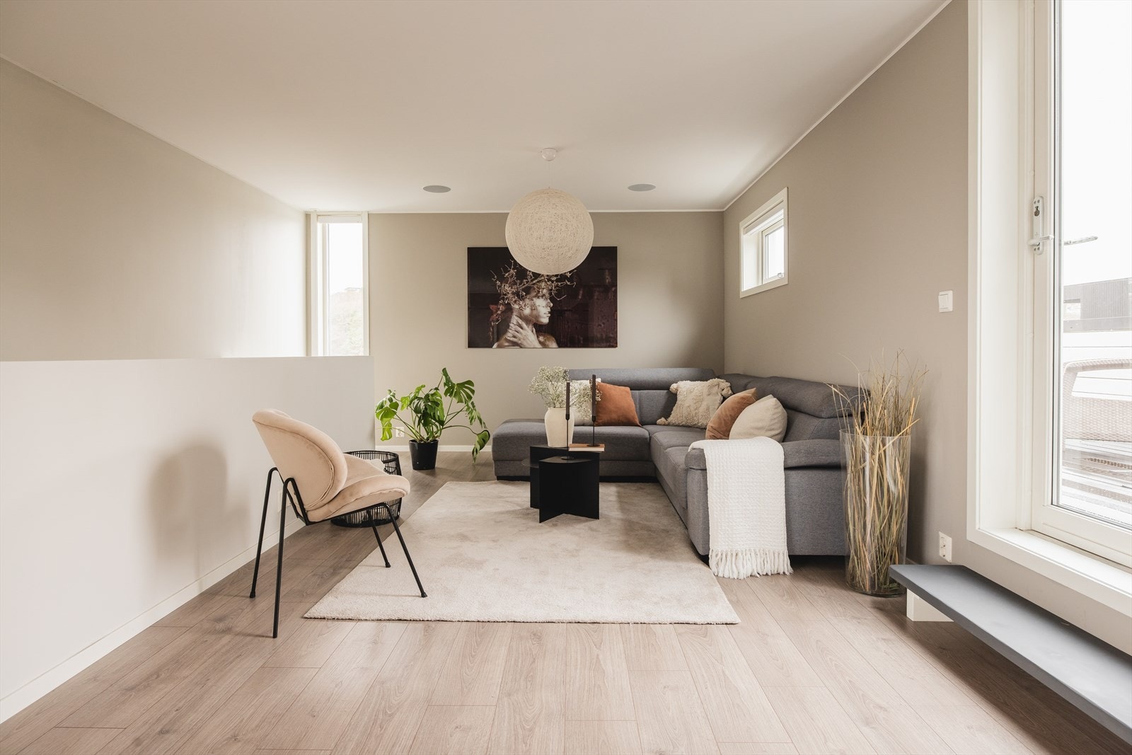 Loftstuen er ideell for familietid, filmkvelder med venner og familie. Sommerstid kan du nyte solen på de to takterrassene fra morgen til sen kveld. Galleribilde