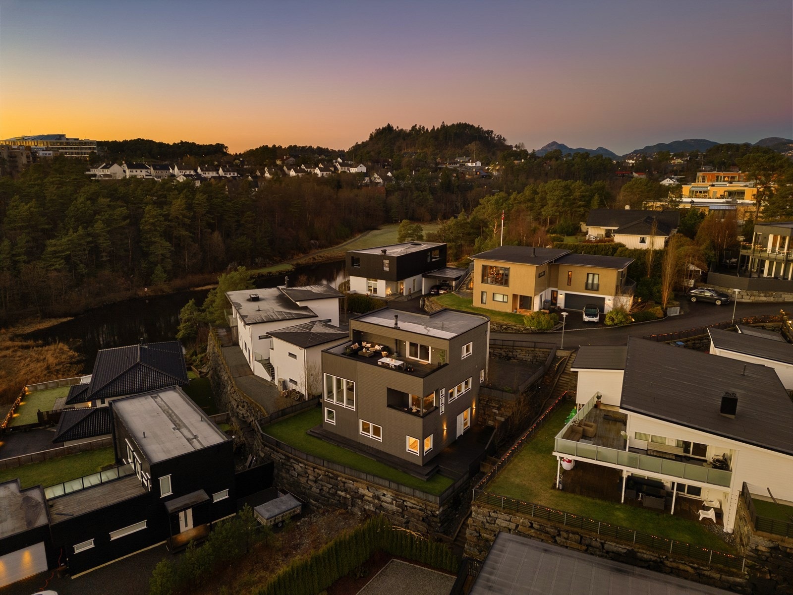 Området er preget av vakre og moderne boliger som denne. Gangsti i naturen nedenfor går rett videre til herlige turområder og golfbanen. Huset og eiendommen er bygget opp med vedlikeholdsfrie materialer som gir eierne tid til familien. Galleribilde