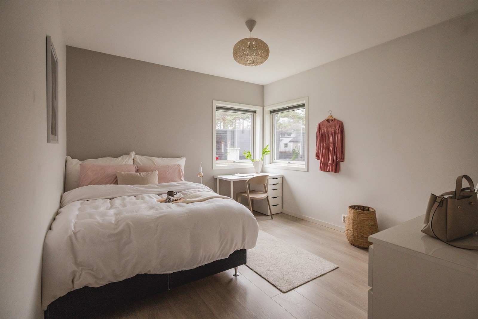 Første etasje i huset er bygget opp med 4 soverom, to bad og vaskerom. I tillegg er familien glad i det store omkledningsrommet med store garderober. Galleribilde