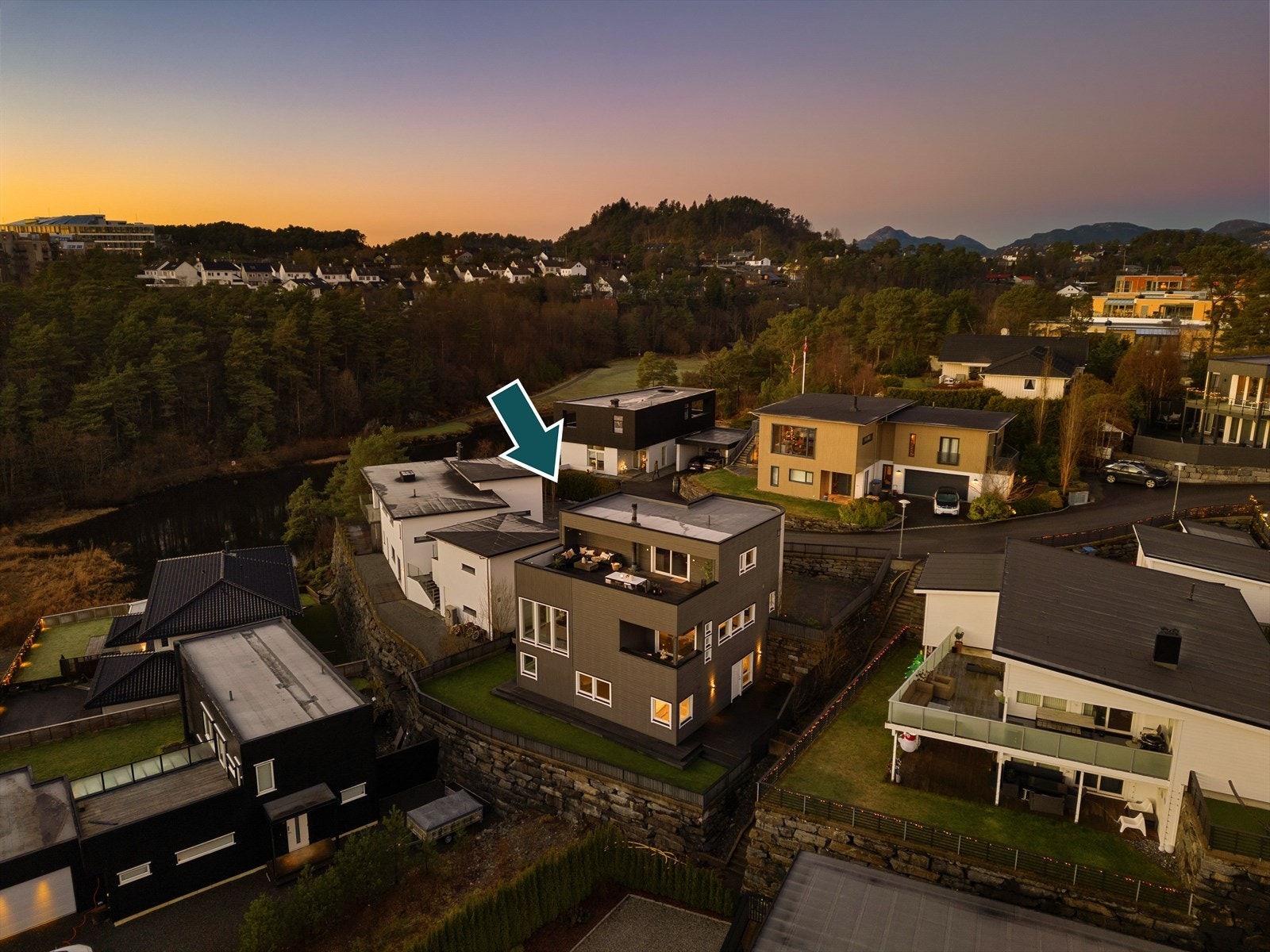 Området er preget av vakre og moderne boliger som denne. Gangsti i naturen nedenfor går rett videre til herlige turområder og golfbanen. Huset og eiendommen er bygget opp med vedlikeholdsfrie materialer som gir eierne tid til familien. Galleribilde