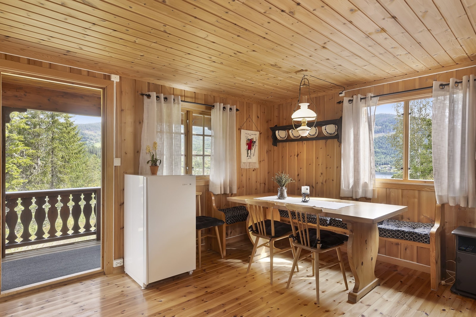 Spisestue og utgang til veranda Galleribilde