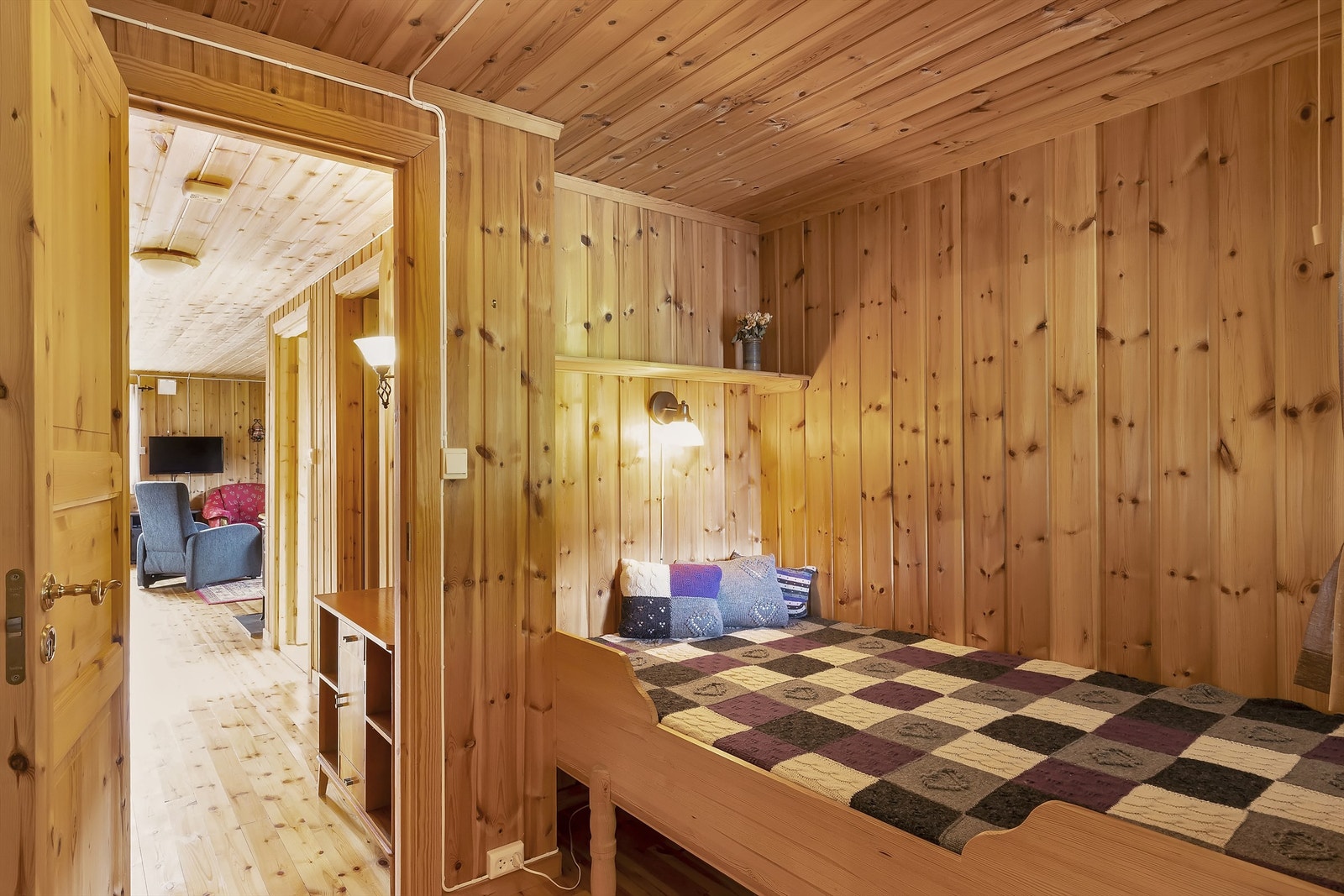 I gangen er det plassbygget en ekstra seng Galleribilde