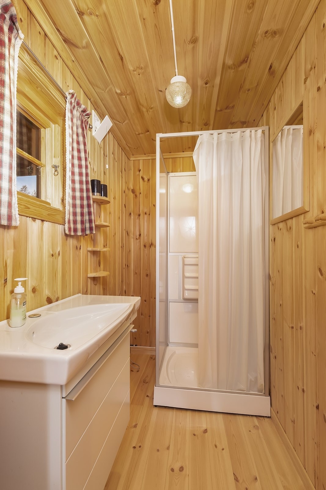 Bad. Dusj med vannbeholder og fotpumpe. Galleribilde