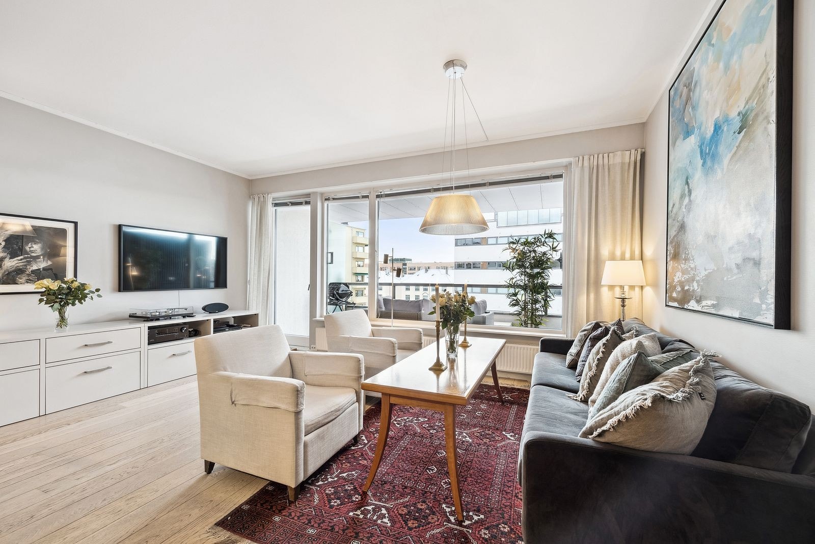 Stuen har store vinduer som slipper inn godt med lys - Eikeparkett på gulv Galleribilde