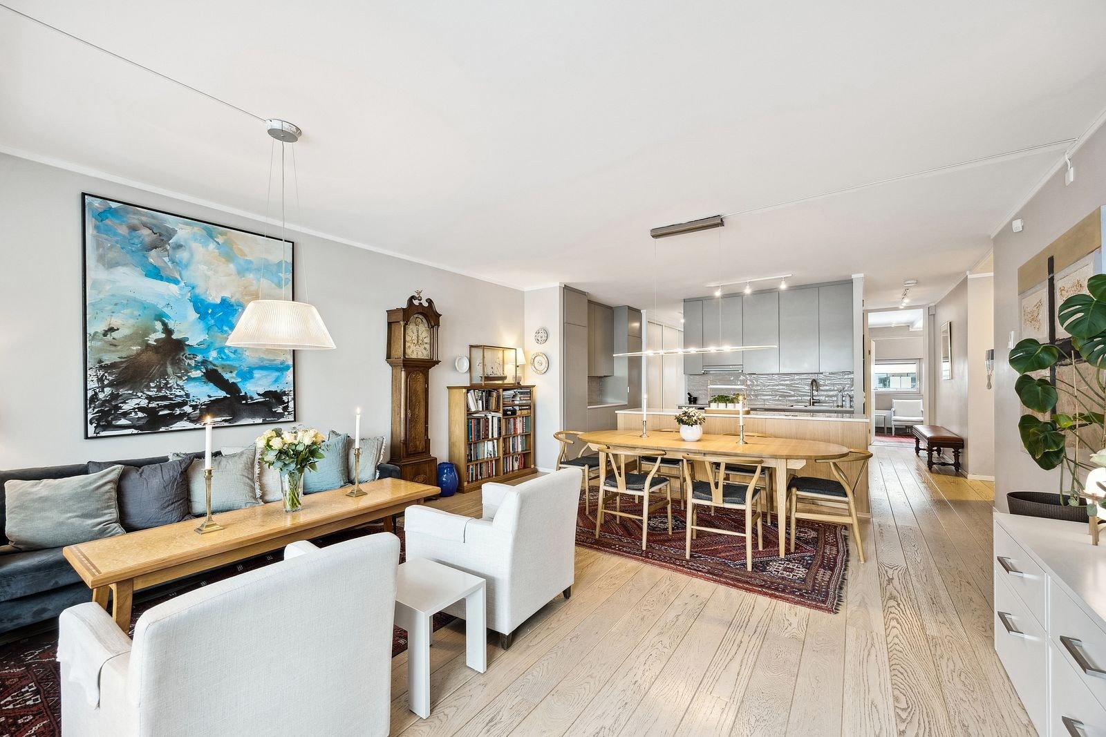 Leiligheten fremstår svært tidsriktig med moderne farge- og materialvalg Galleribilde