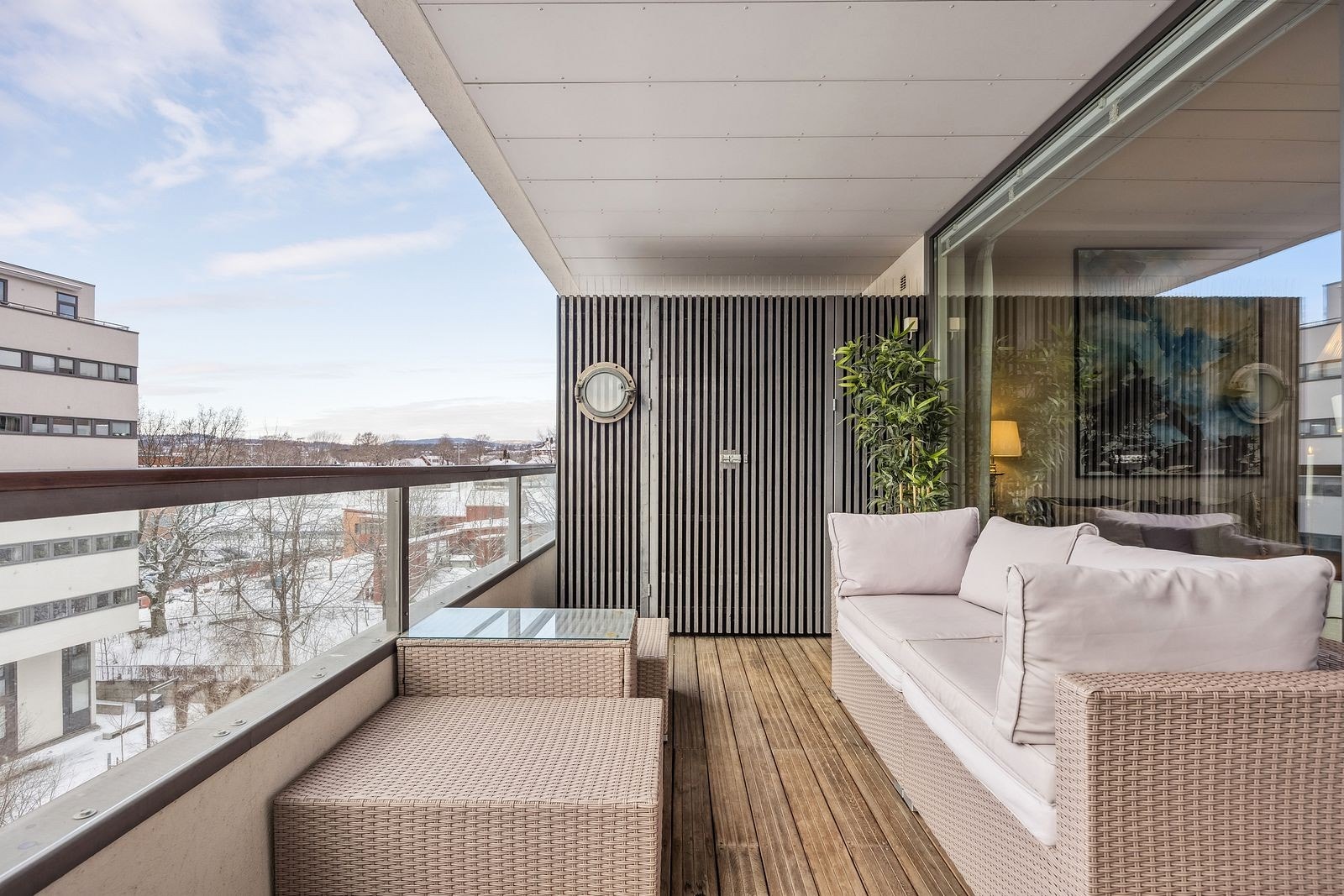 Fra stuen er det adkomst til solrik balkong på ca 10 kvm og med praktisk utebod Galleribilde