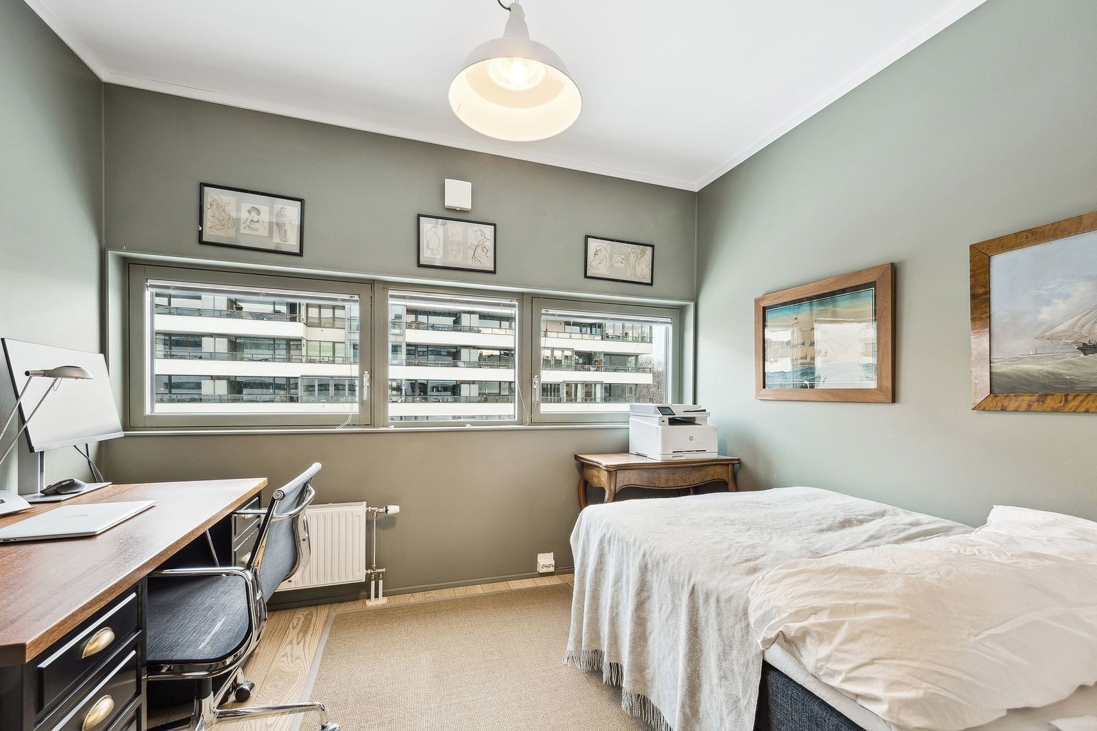 Leiligheten har to gode soverom med garderobeskap - Vender ut mot rolige uteområder Galleribilde