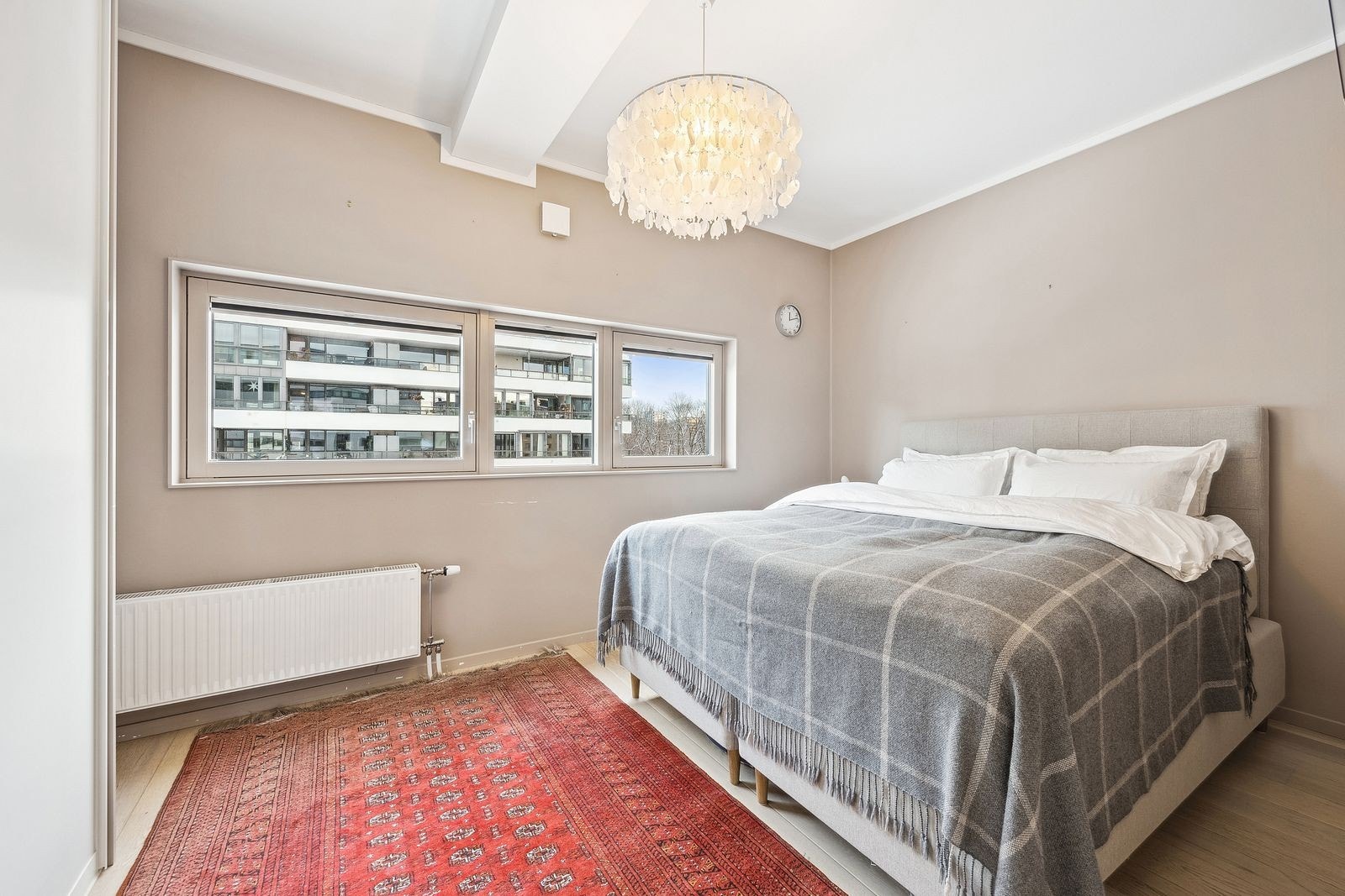 Hovedsoverom malt i delikate farger - Lagringsplass i skyvedørsgarderobe Galleribilde