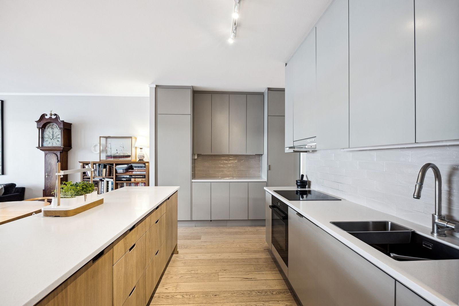 Kvalitetskjøkken med integrerte hvitevarer og benkeplate i sten - Håndlaget innredning på øyen Galleribilde