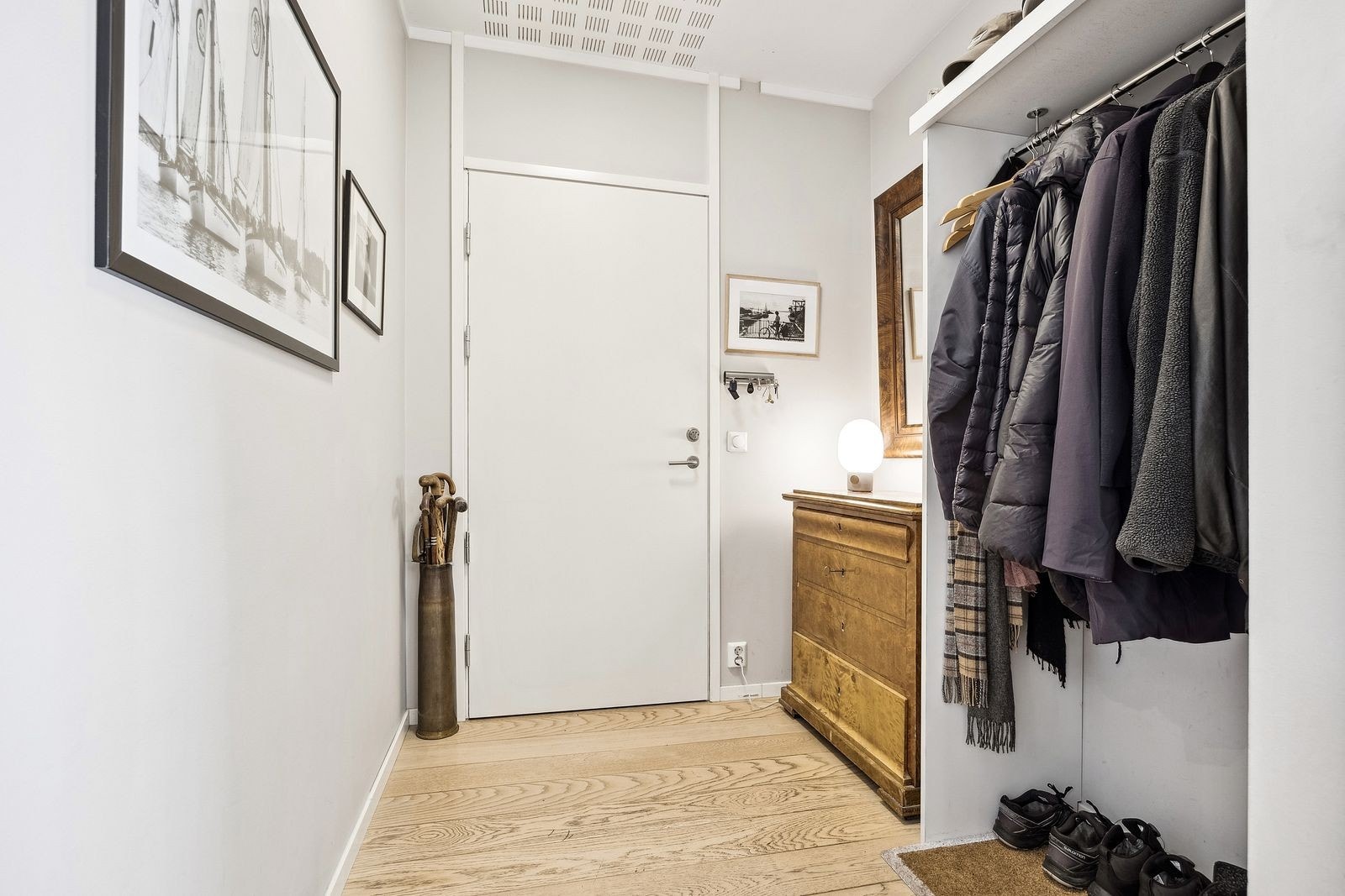 Entrè - Her er det god plass til å henge fra seg yttertøy og sko Galleribilde