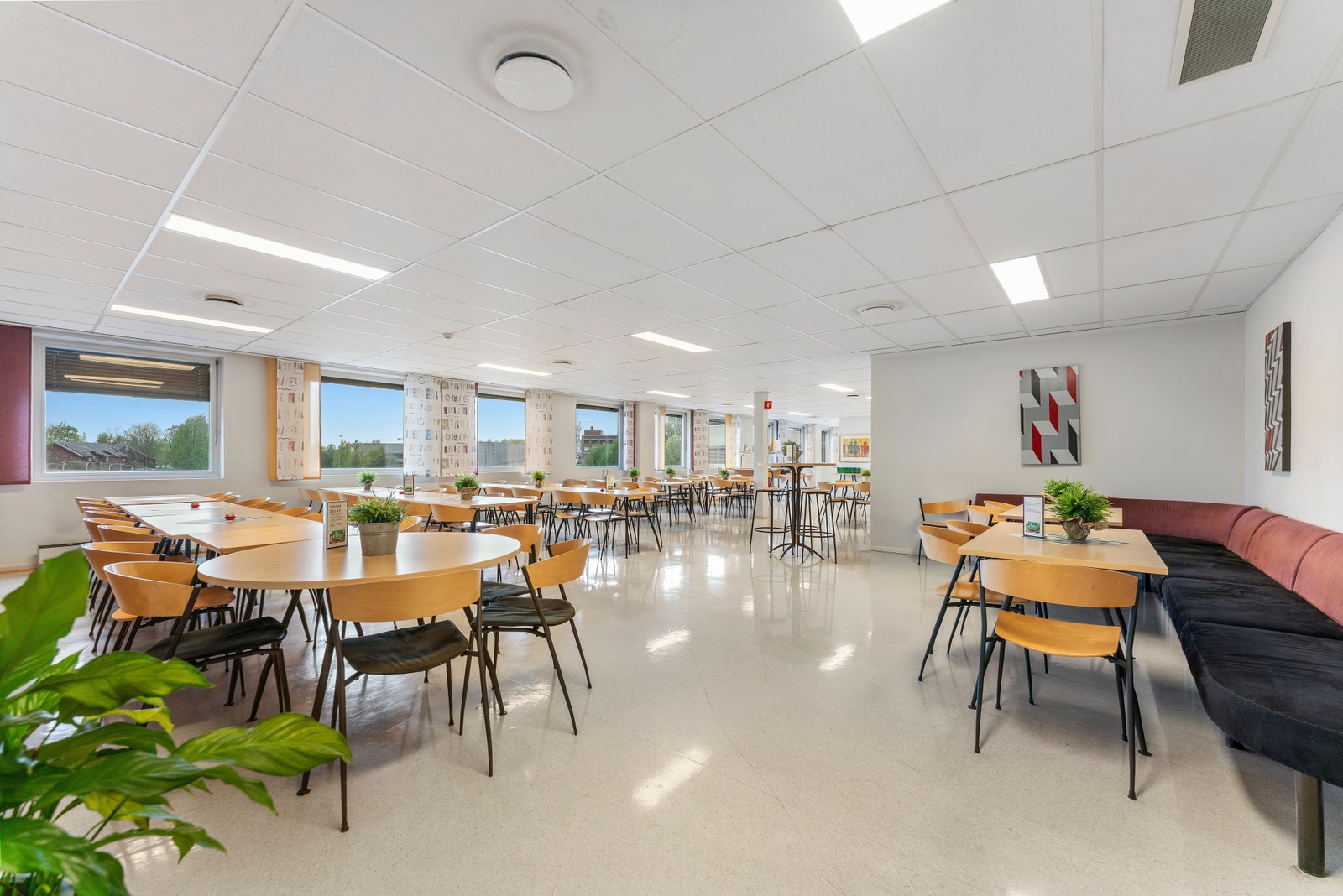 Byggets kantine med varmmat og salatbar Galleribilde