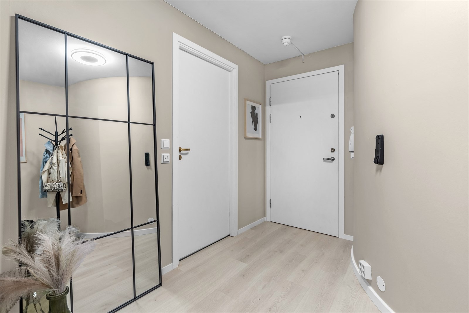 Romslig entrè med god plass til sko og yttertøy. Galleribilde