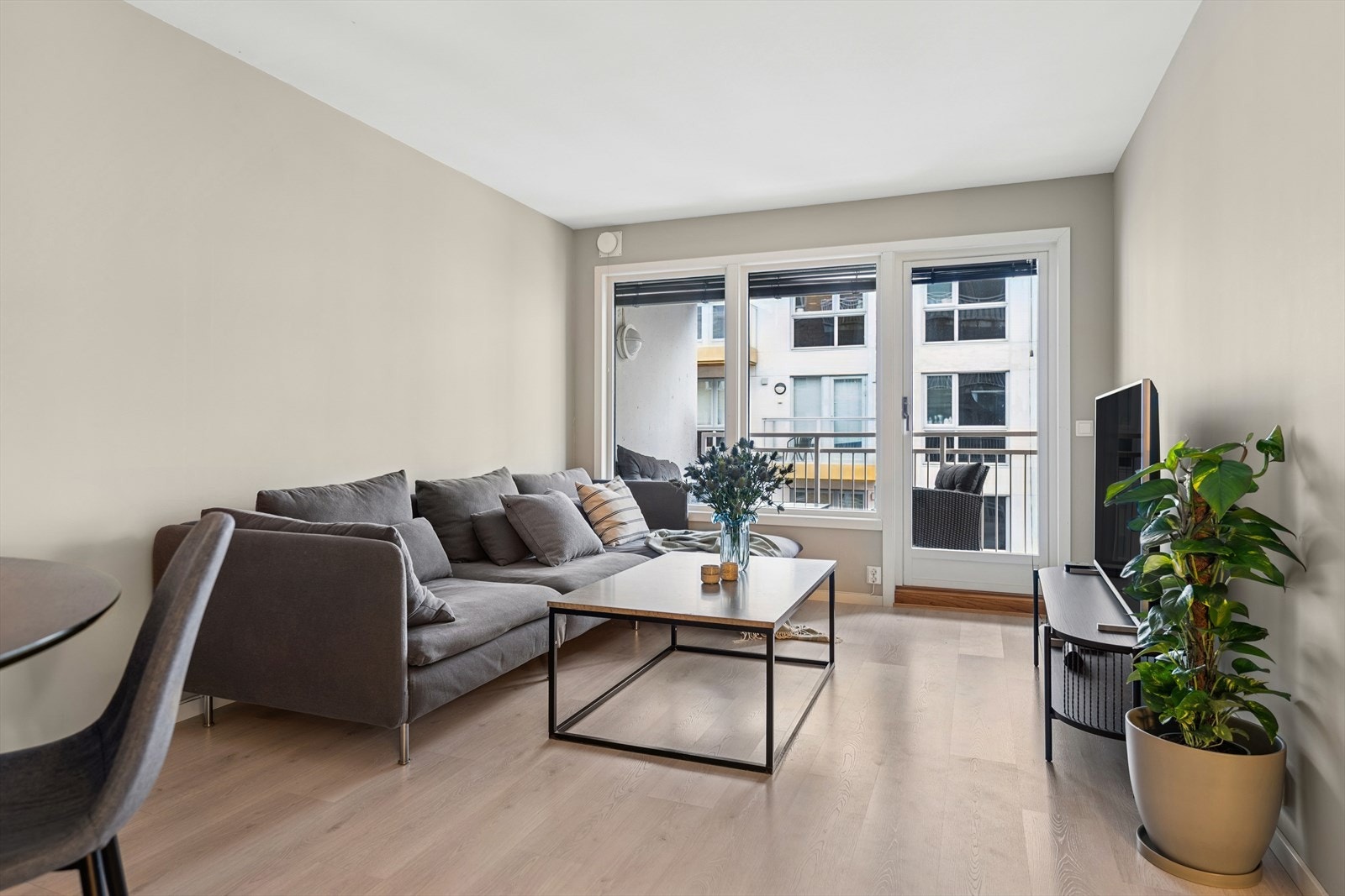 Gøteborggata 31C er en stor 2-romsleilighet med garasjeplass og en flott balkong. Galleribilde