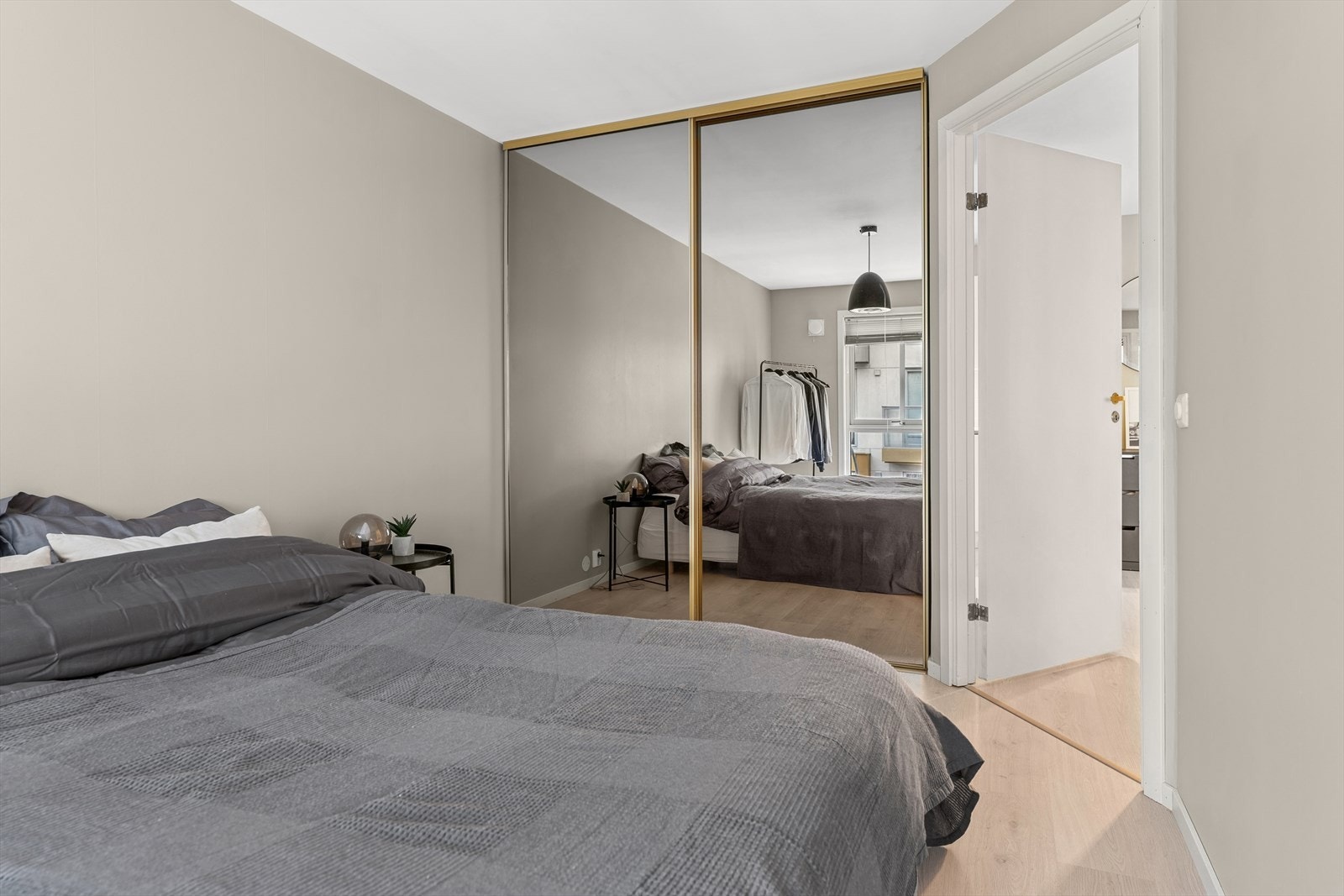 Soverommet har og integrert skyvedørsgarderobe med god innredning. Galleribilde