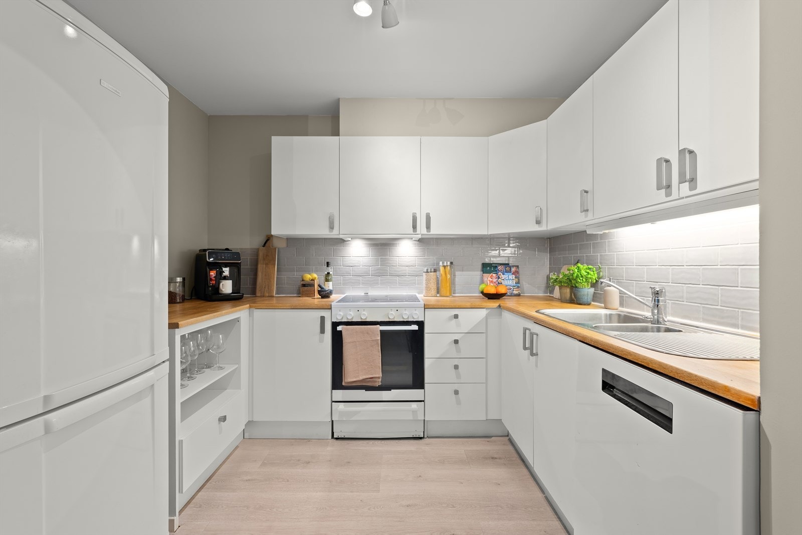 Av hvitevarer er det frittstående kjøleskap med kjøl/frys, frittstående komfyr og oppvaskmaskin. Galleribilde