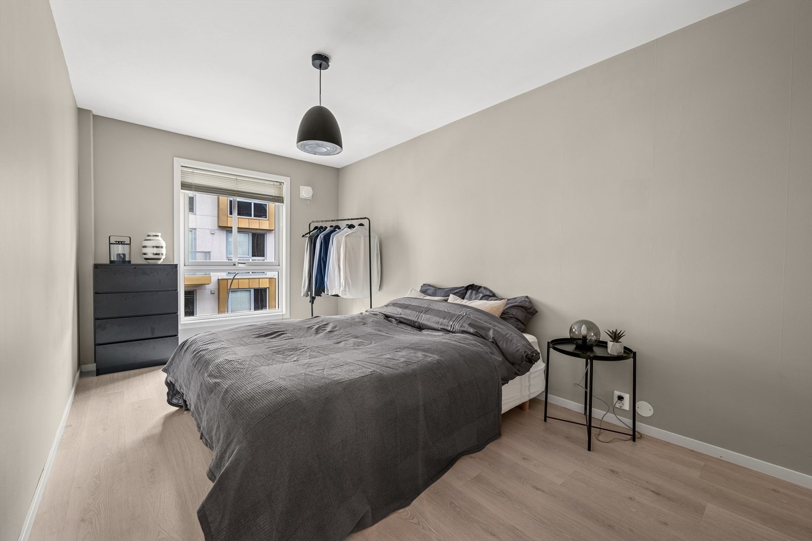 Hovedsoverommet er av god størrelse med god plass til dobbeltseng og tilhørende møblement. Galleribilde