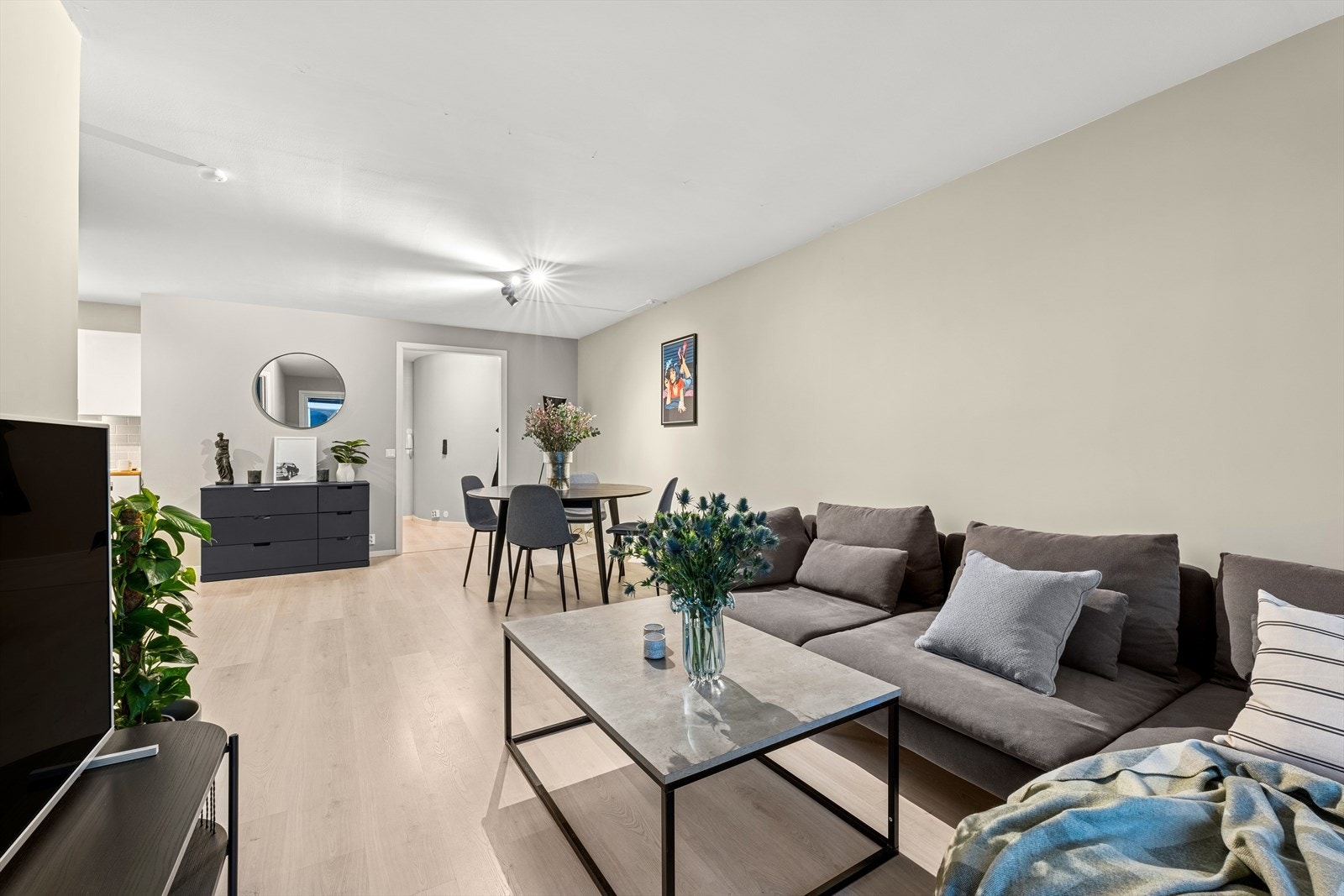 Den gode planløsningen gjør det enkelt å møblere med stor sittegruppe og spisebordsløsning. Galleribilde