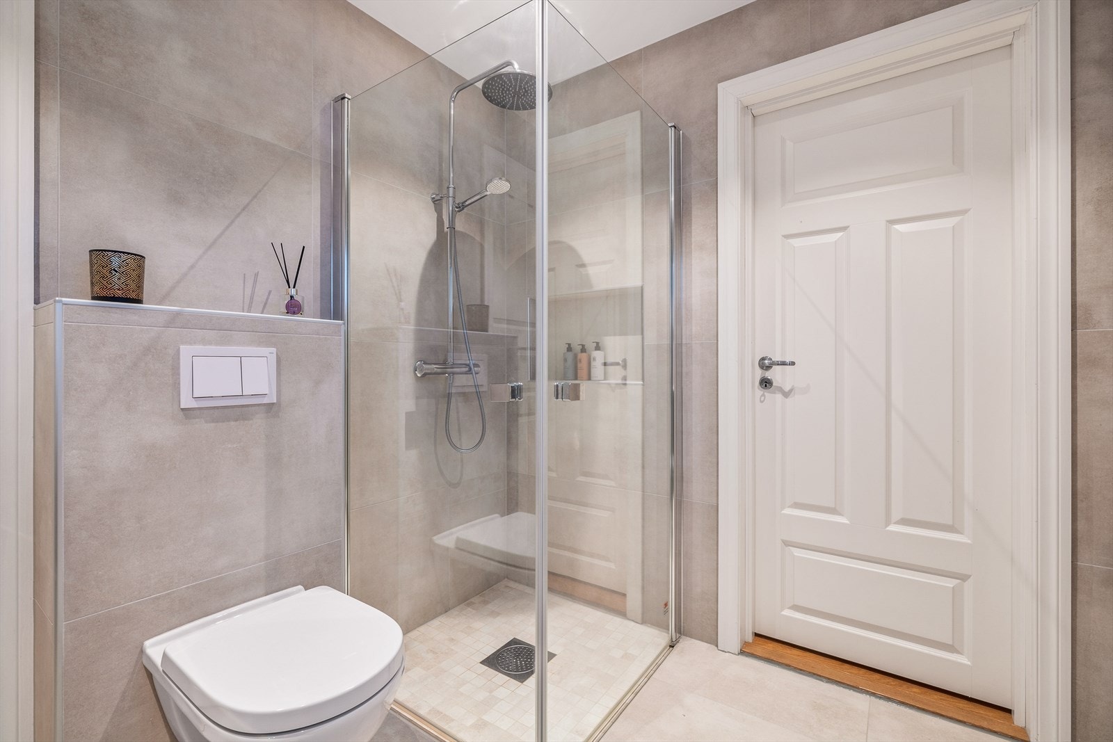 Vegghengt toalett, og dusjhjørne av fin størrelse Galleribilde