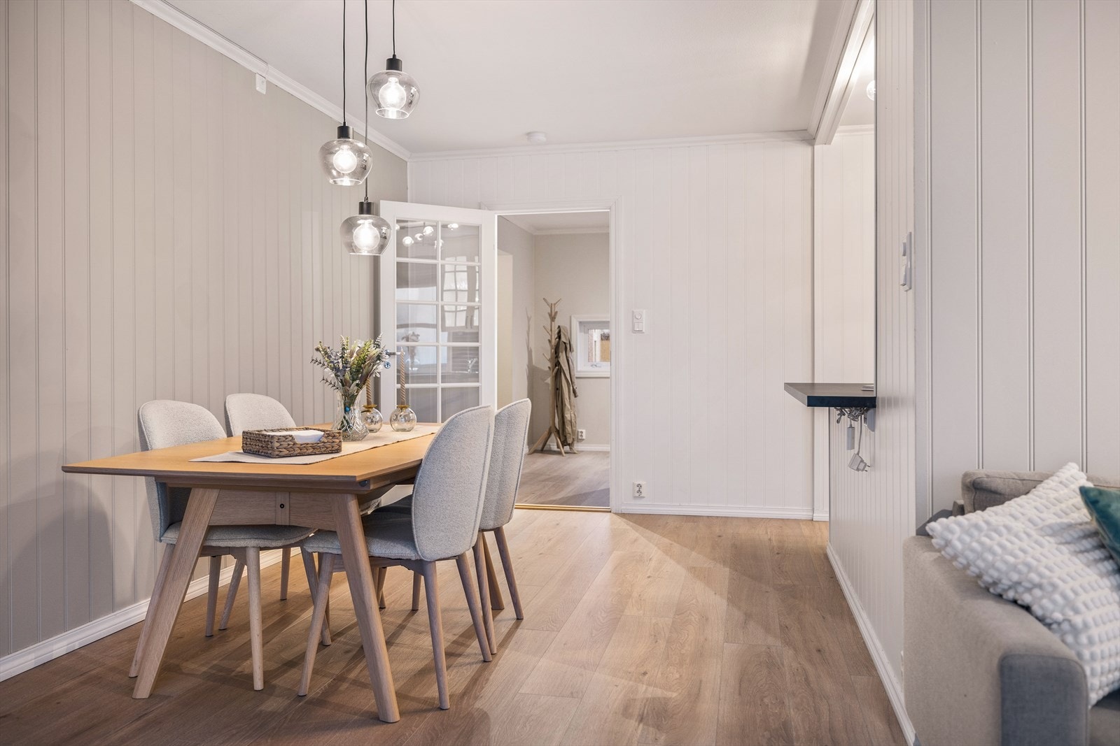 Til høyre for inngangen vil en komme inn til stue-/kjøkken løsningen Galleribilde