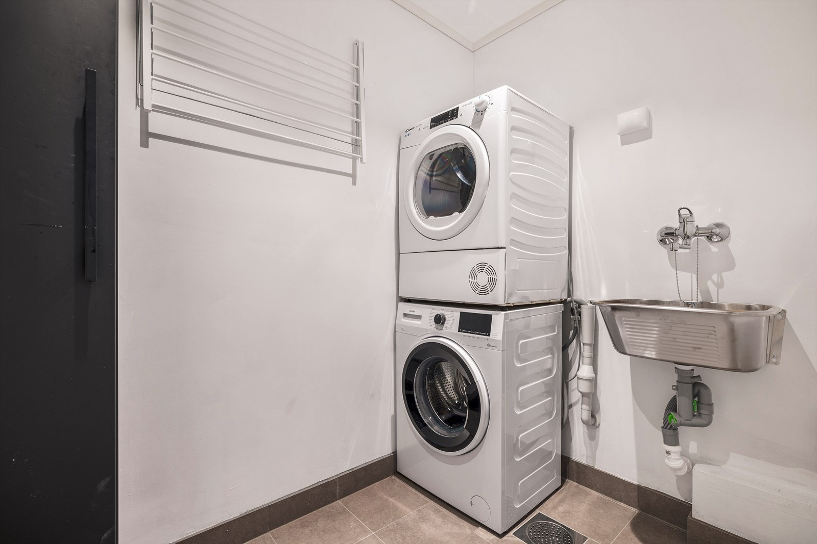 Fra badet er det mulig å gå inn til boligens vaskerom Galleribilde