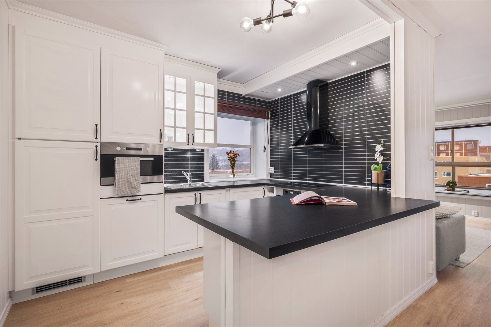 Kjøkkenet har integrerte hvitevarer, mikrobølgeovn i behagelig høyde og moderne farger Galleribilde