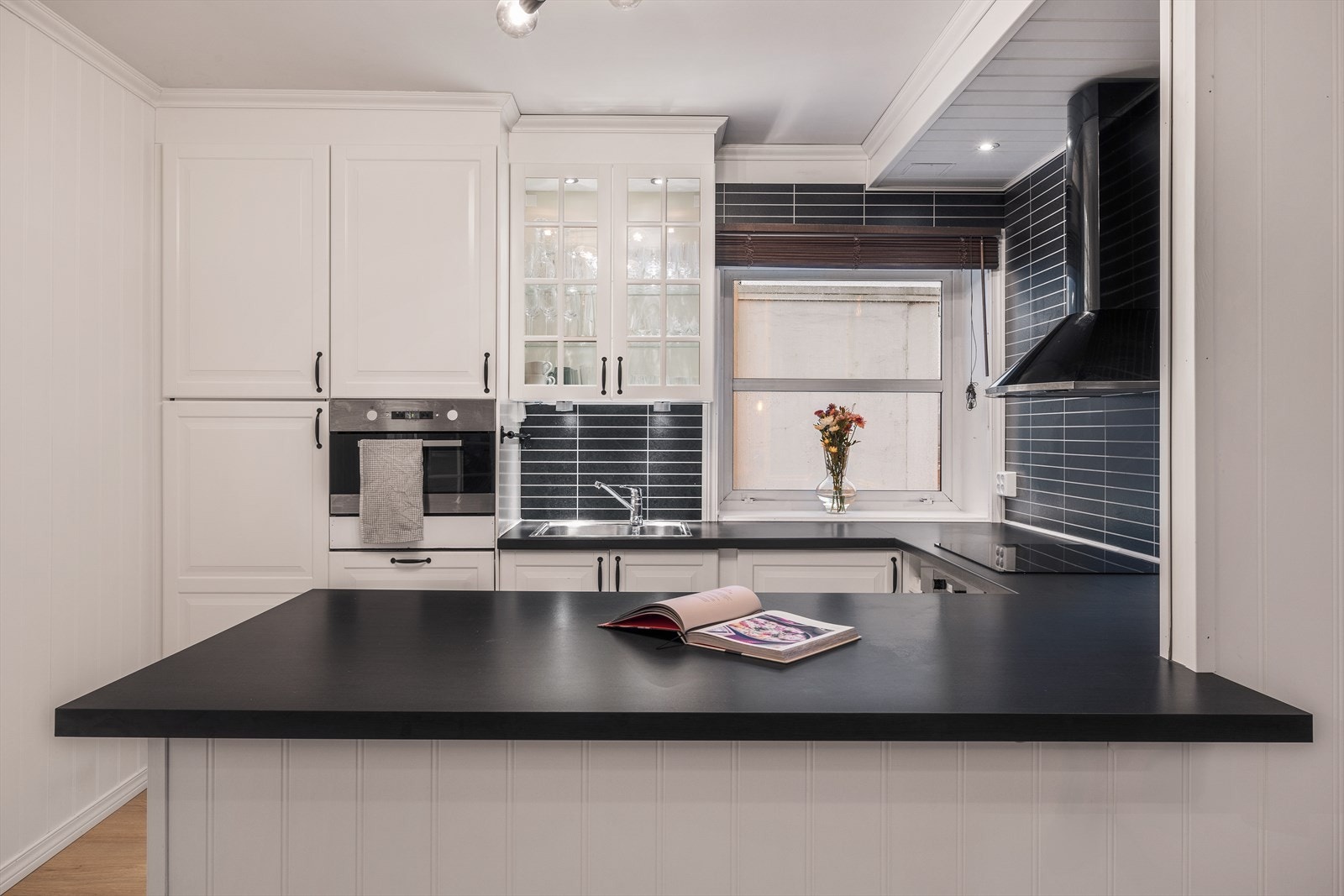 Moderne og stilrent kjøkken med god benkeplass, integrerte hvitevarer og elegant belysning. Perfekt for matlaging og sosiale sammenkomster. Galleribilde