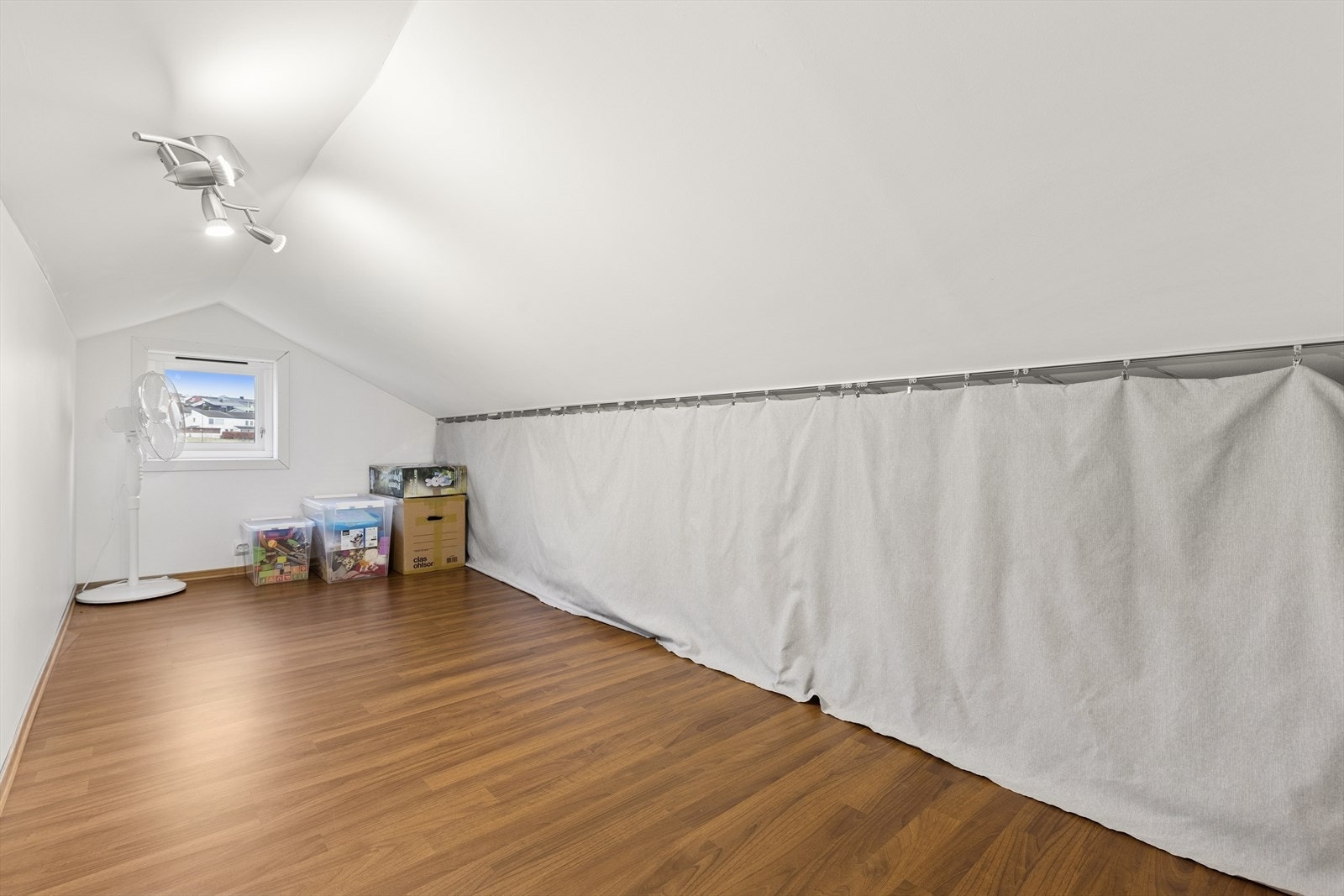 2. etg: Hemsen er romslig både til oppbevaring eller som lekeplass for barna Galleribilde