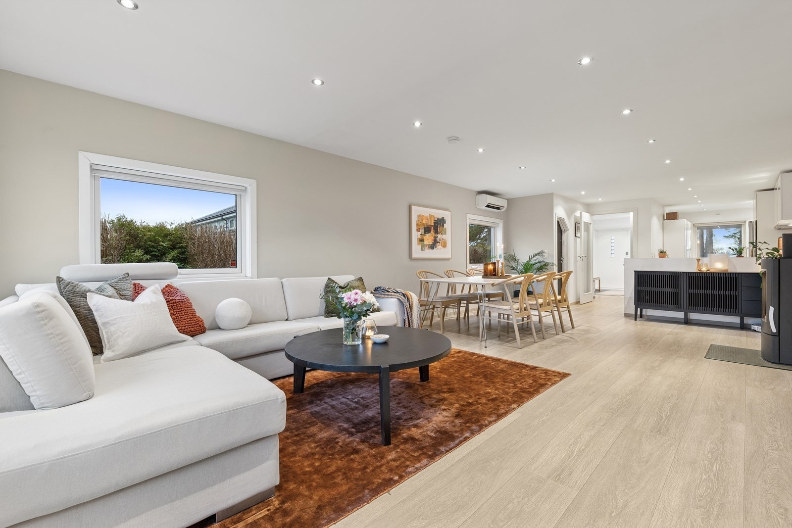 1. etg: Åpen stue- og kjøkkenløsning - enderekkehus gir fordelen med vinduer langs boligen som sikrer mye naturlig lys Galleribilde