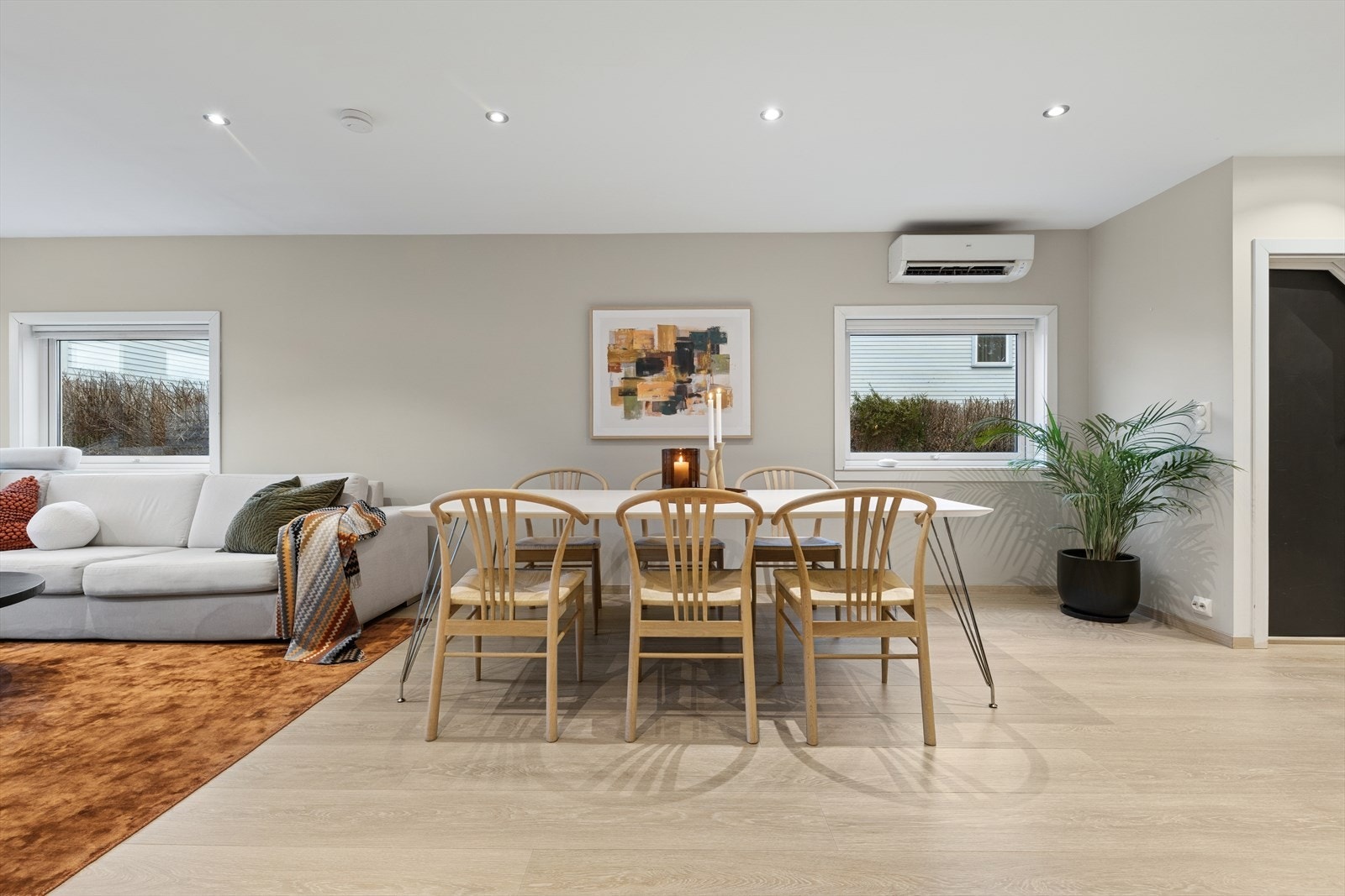 1. etg: God plass til romslig spisebord mellom stue og kjøkken Galleribilde