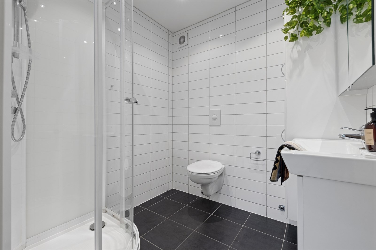 2. etg: Helfliset bad fra ca 2010 Galleribilde