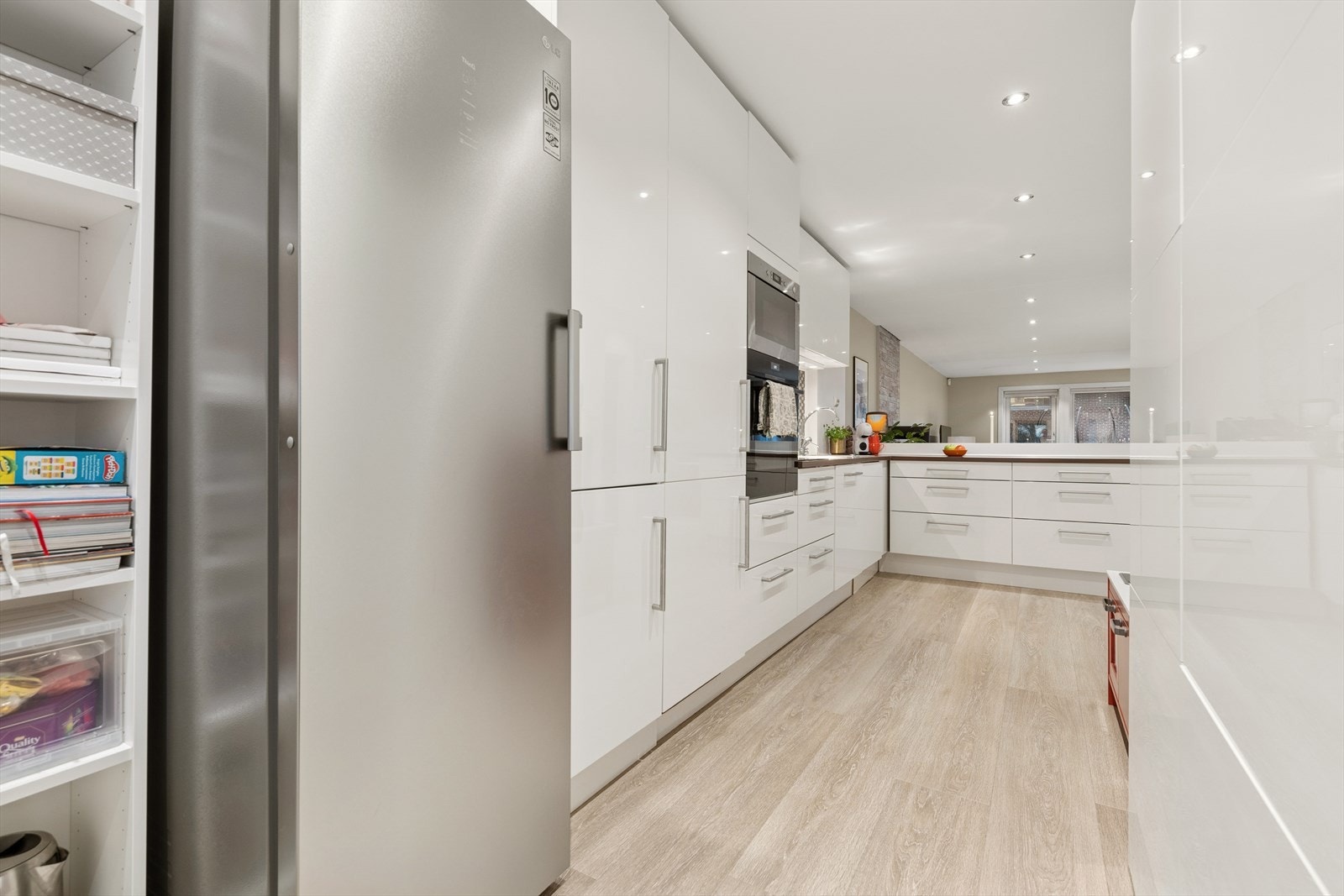 1. etg: Kjøkkenet har mye skap- og benkeplass Galleribilde