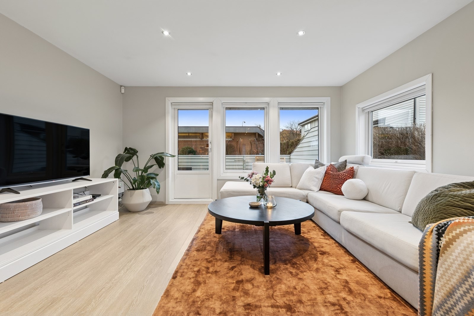 1. etg: Lys og romslig stue med god planløsning Galleribilde