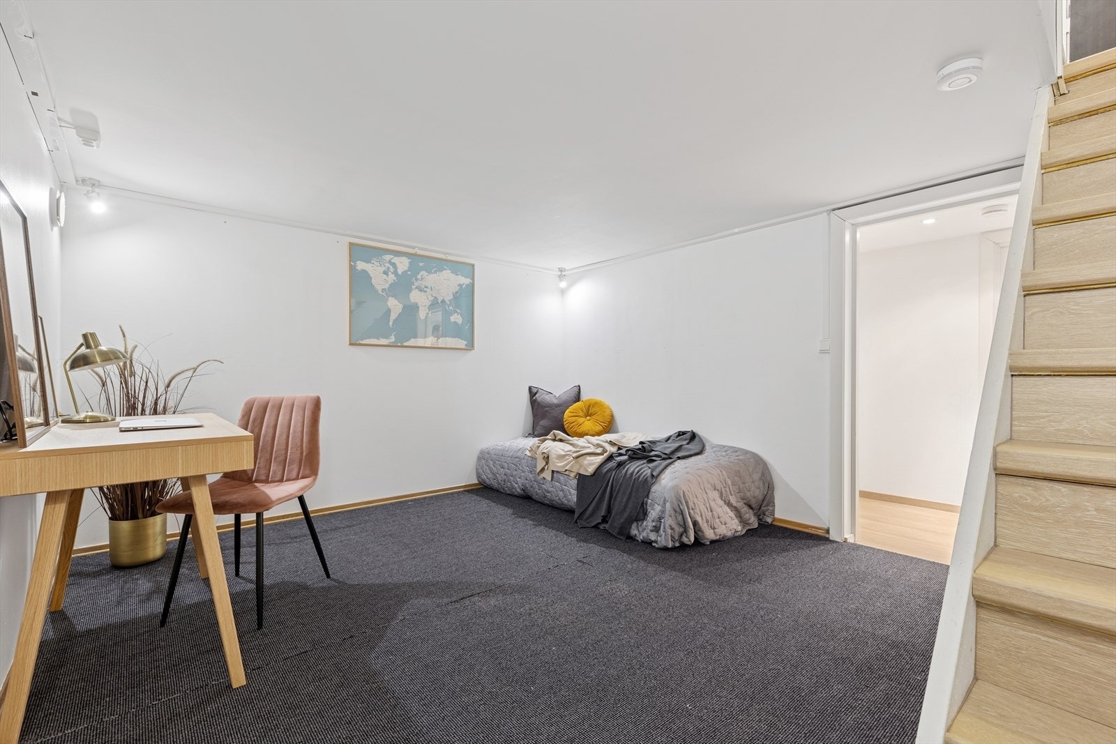 U. etg: Innredet rom som kjellerstue Galleribilde