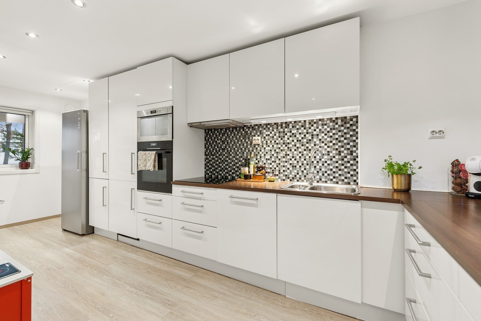 1. etg: Kjøkkenet er i tidløs stil med integrerte hvitevarer Galleribilde