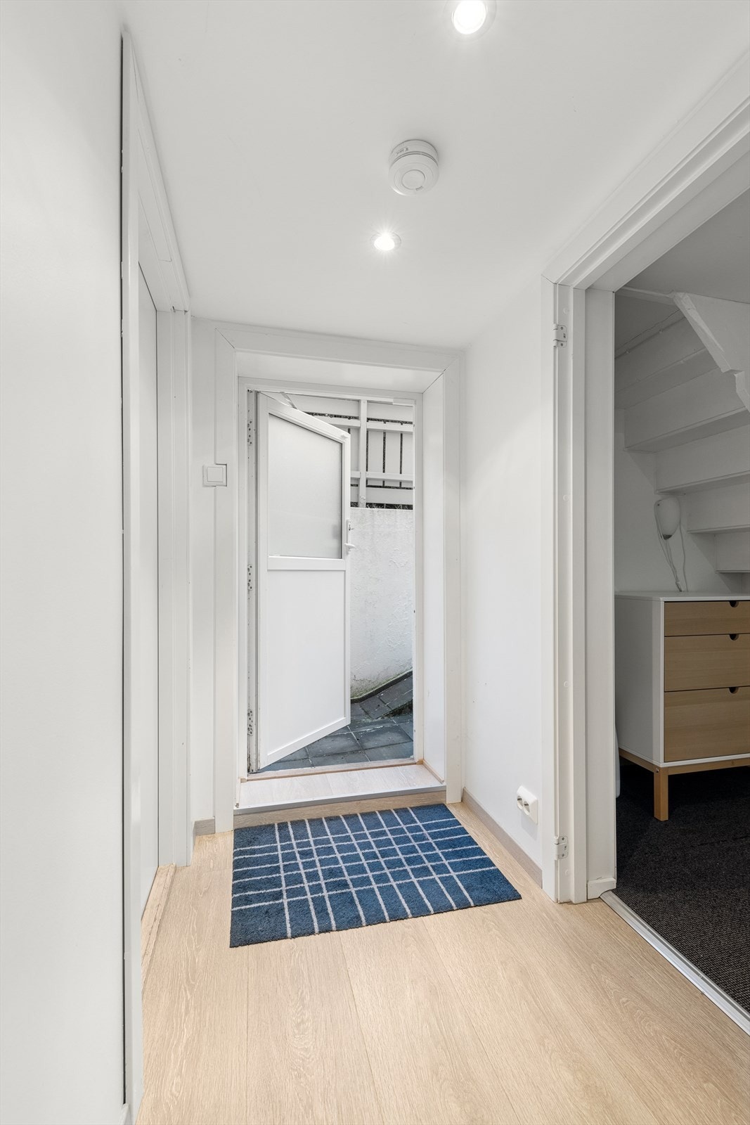 U. etg: Kjellerinngang Galleribilde