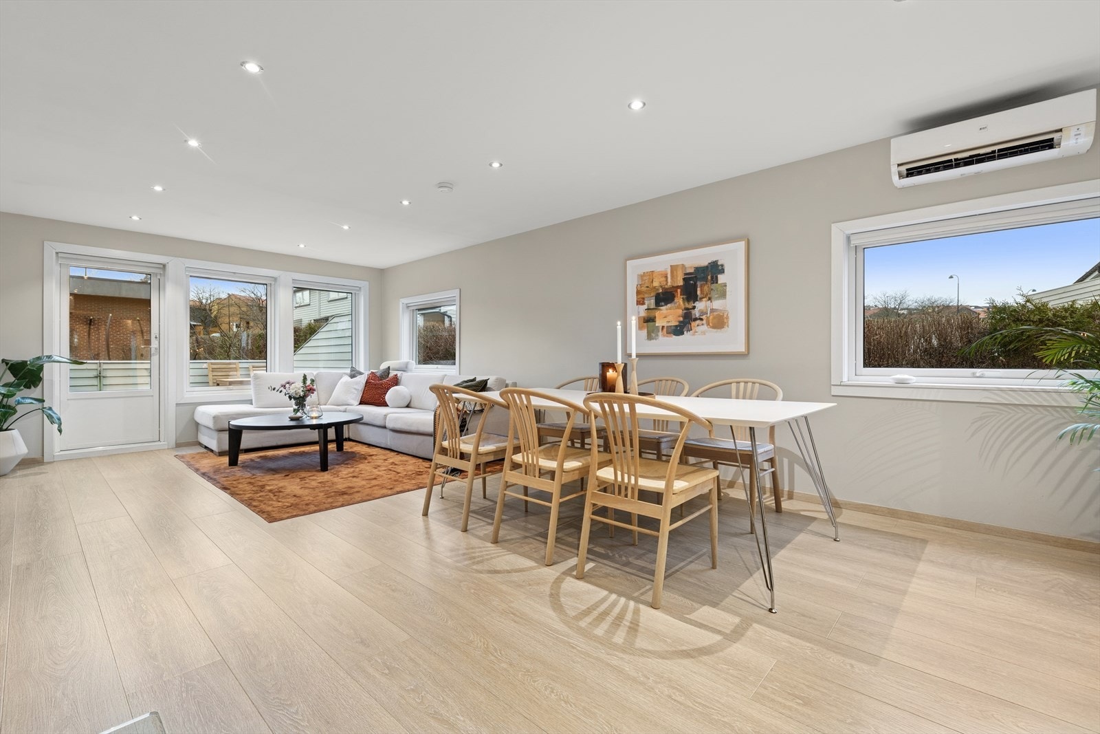 1. etg: Det er utgang til terrasse fra stue Galleribilde