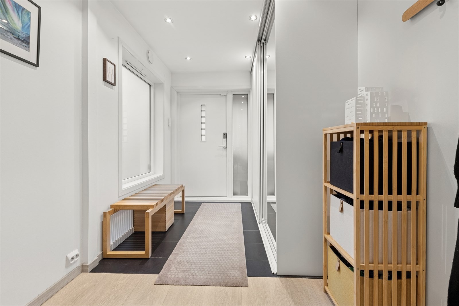 1. etg: Inngangsparti med skyvedørsgarderobe Galleribilde