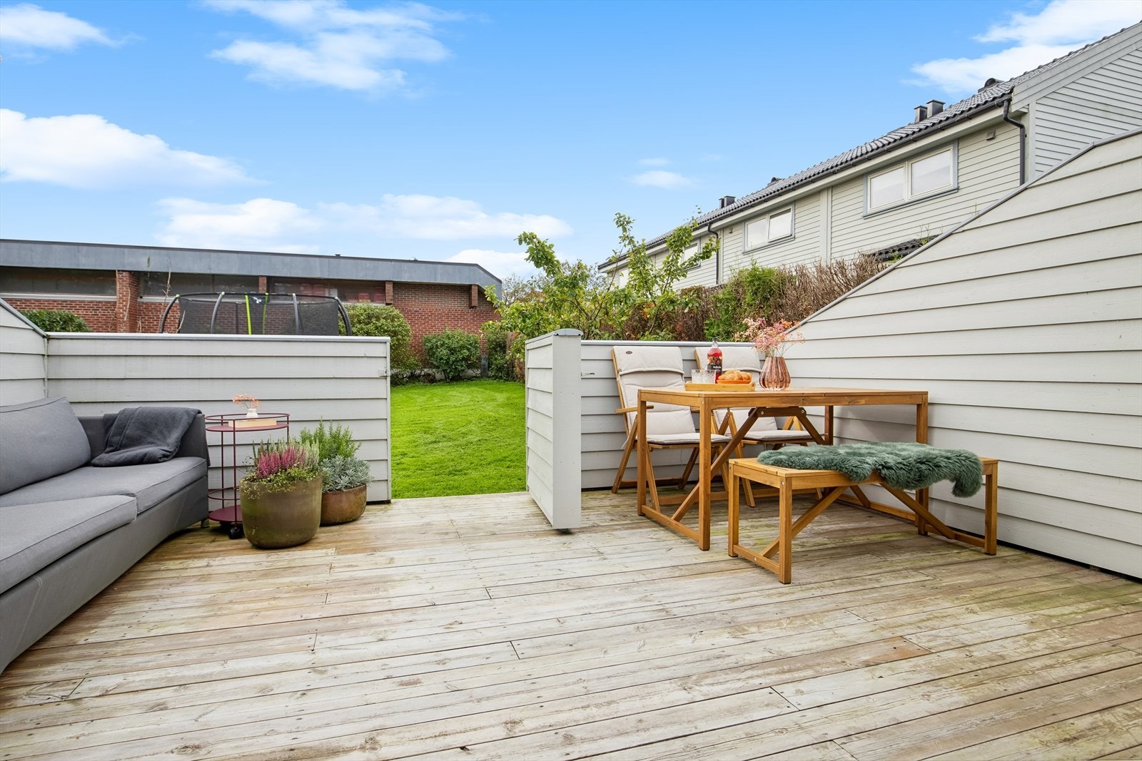 1. etg: Fra terrassen er det adkomst til fellesareal for borettslaget til glede for barna Galleribilde