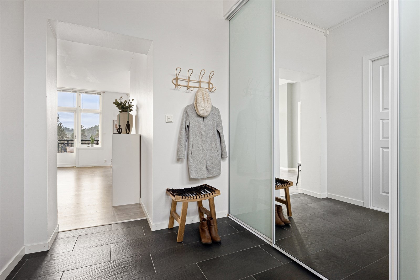 Velkommen inn! Ny og praktisk skyvedørsgarderobe i entré Galleribilde