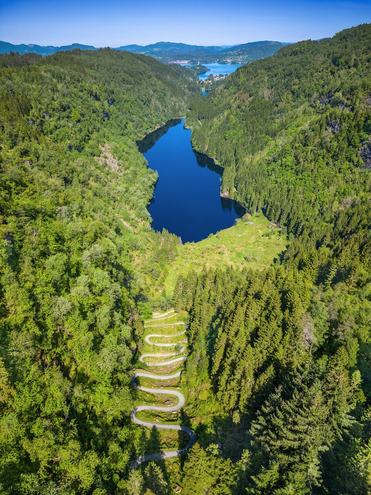 Kort vei også til den populære stien og vannet ved Kossdalsvingane! Galleribilde