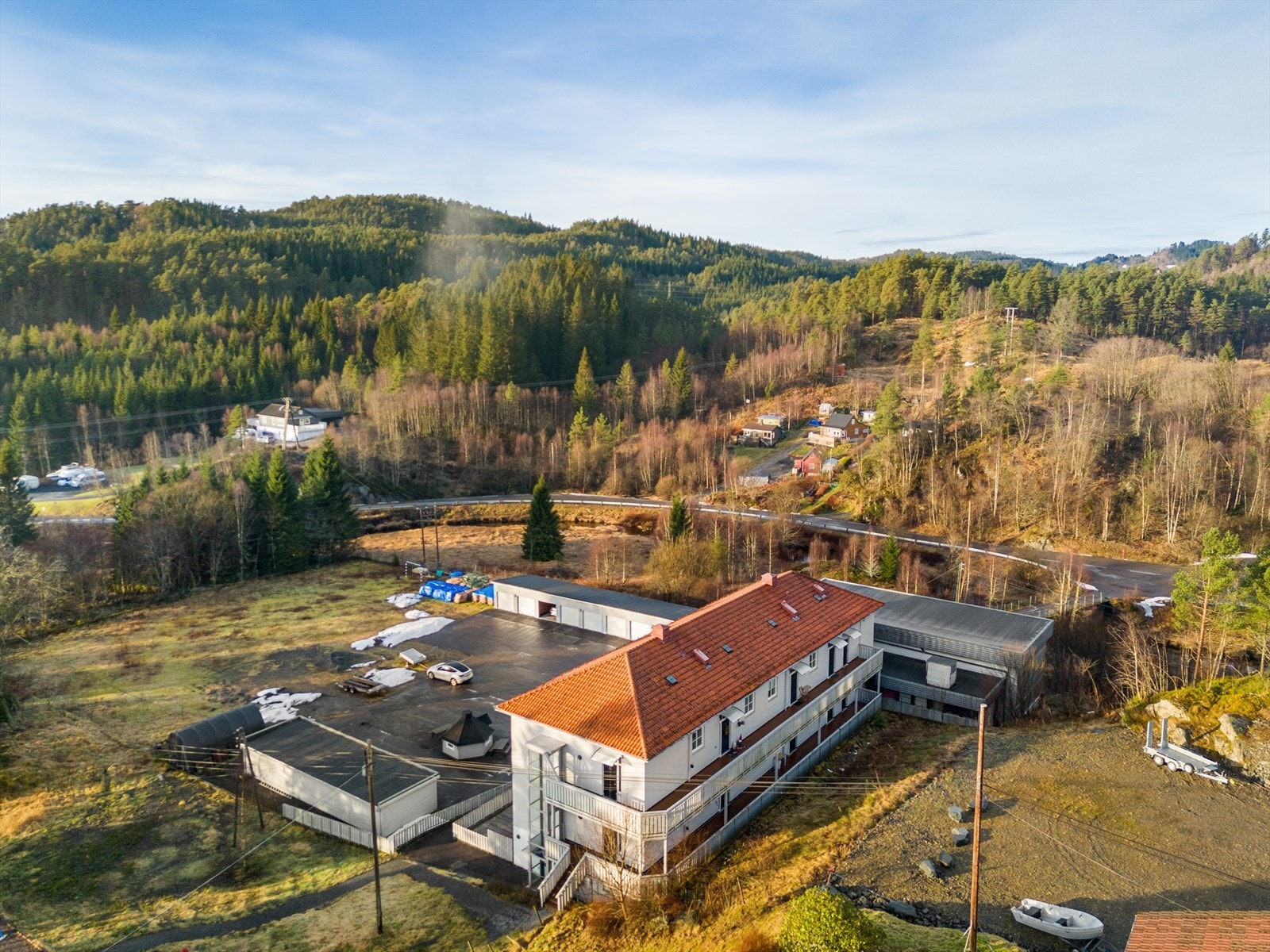 På Lonevåg finner man et godt servicetilbud og alt man trenger i hverdagen. Flere dagligvarebutikker, restaurant, frisør, barnehager og skoler opp til videregående. Galleribilde